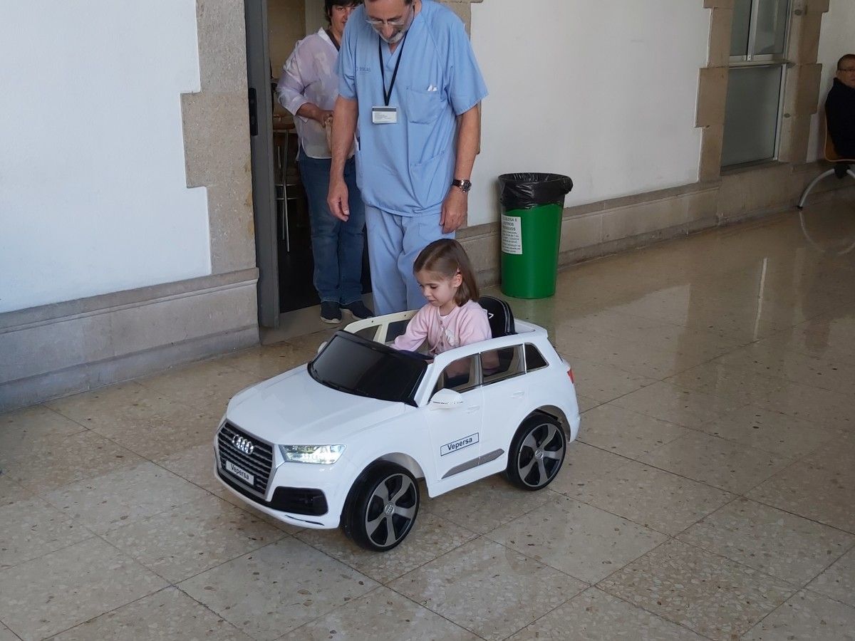 El concesionario Vepersa dona coches eléctricos de juguete para el desplazamiento de niños desde las habitaciones al quirófano