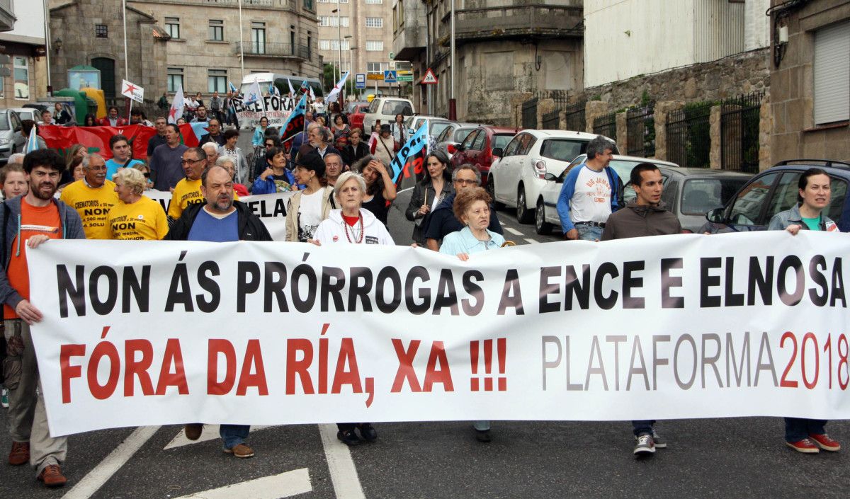 Nené González, de blanco, en una marcha contra Ence convocada por la APDR