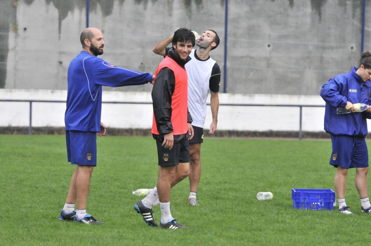 Carlos Pacheco, con peto rosa, durante un entrenamiento del Pontevedra CF