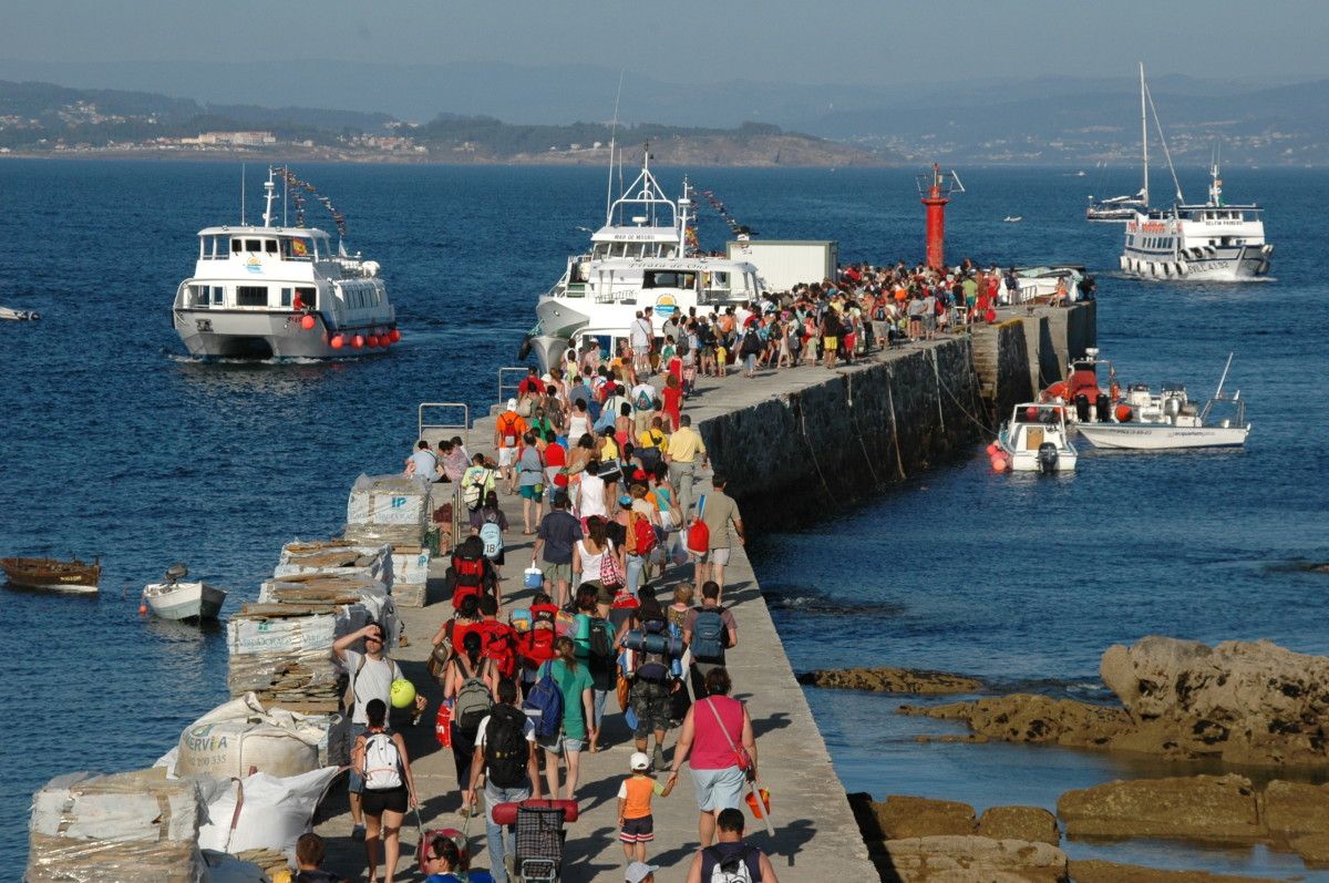 Visitantes saliendo de la Isla de Ons