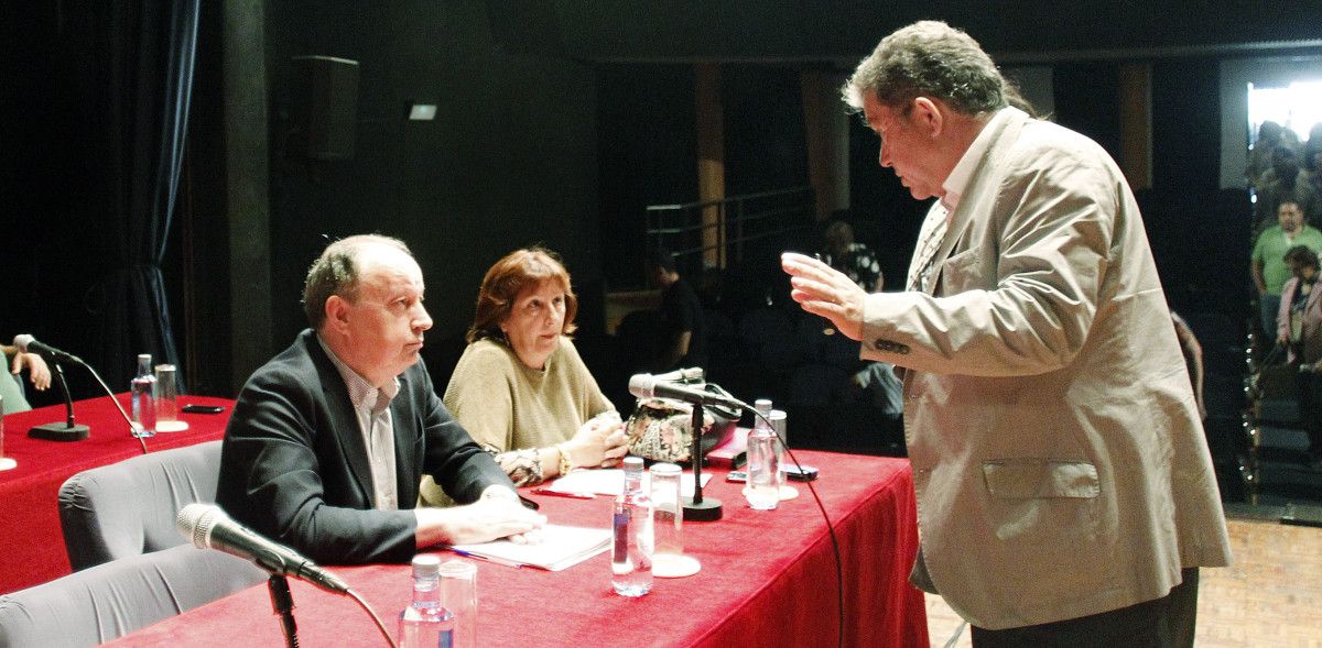 Antón Louro y Miguel Anxo Fernández Lores dialogando en el Pleno municipal