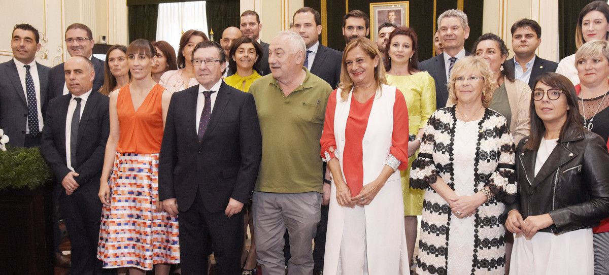 Carmela Silva con el bastón de mando tras su toma de posesión como presidenta de la Deputación