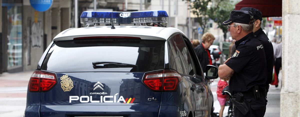 Patrulla de la Policía Nacional por una calle peatonal de Pontevedra