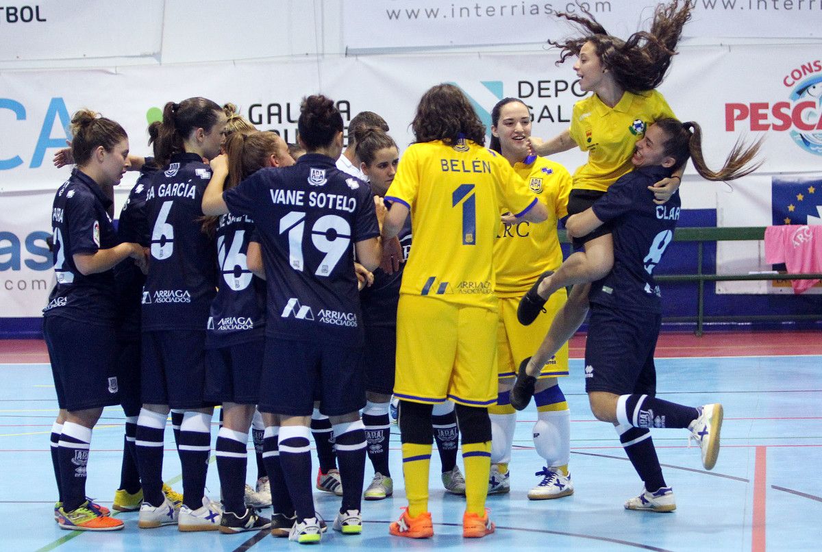 Ana Rivera, a la izquierda de la imagen, celebra un gol en una visita al Poio Pescamar con el Alcorcón