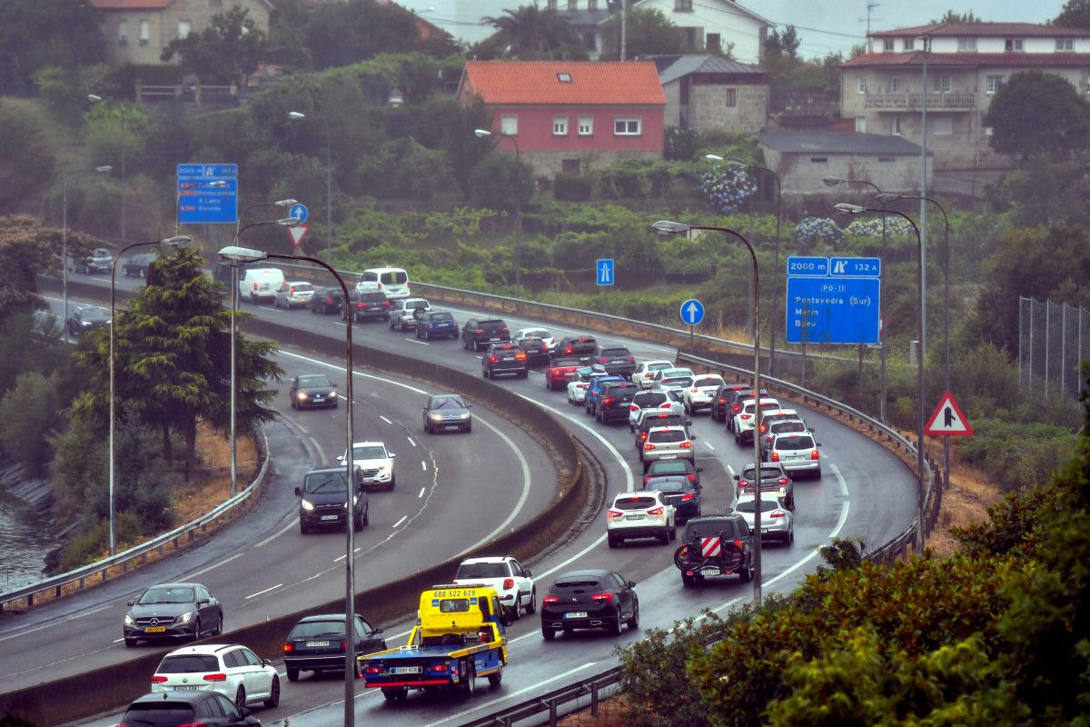 Retenciones de tráfico en la AP-9 por un accidente