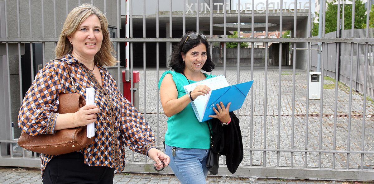 La secretaria y la presidenta de la asociación de vecinos de Campañó, María Jesús Amoedo y Lucía Montoto, presentan firmas contra la Variante de Alba en Campañó