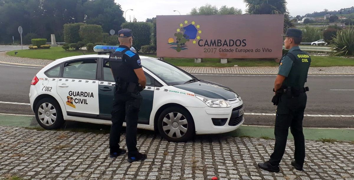 Policía municipal e Guardia Civil en Cambados