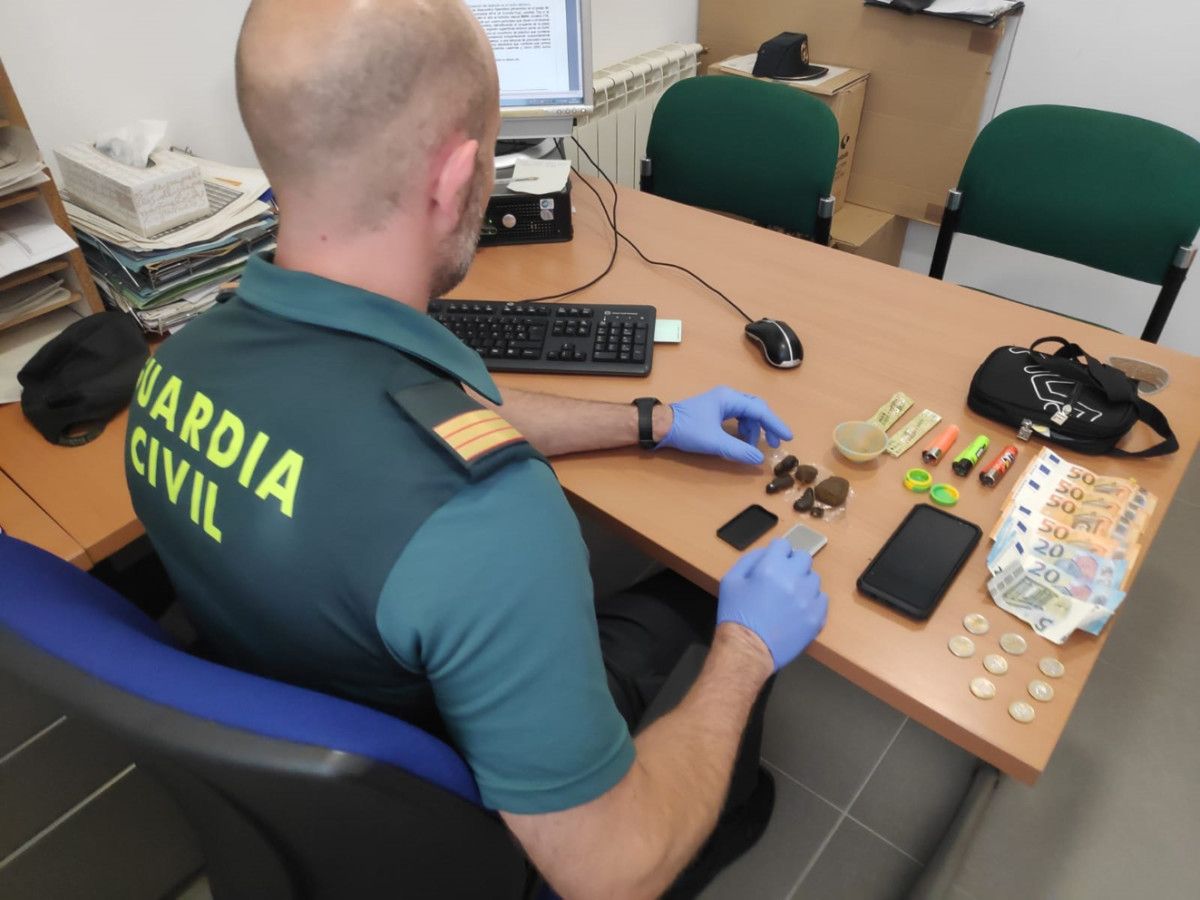 Agente de la Guardia Civil con los efectos interceptados en el peaje de Vilaboa