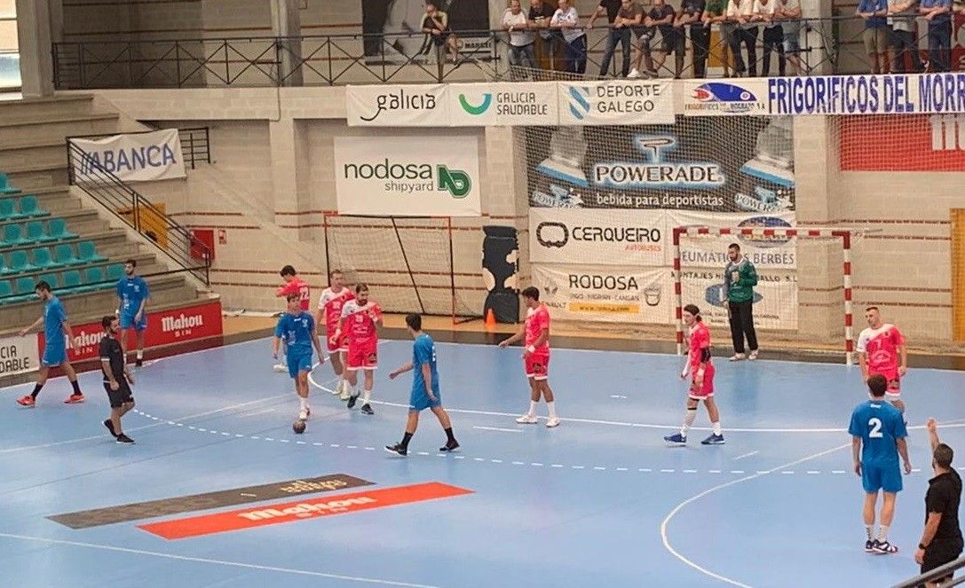 Partido amistoso entre Balonmán Cangas y Teucro en O Gatañal