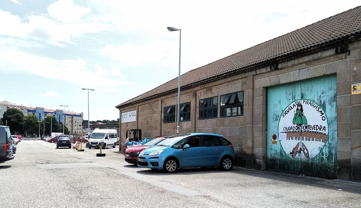 Porta da nave da Escola de Piragüismo Cidade de Pontevedra no peirao de Corbaceiras