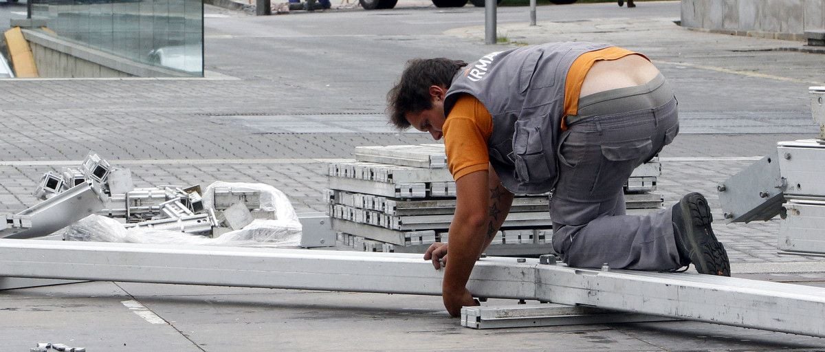 Trabajador en una calle de Pontevedra el 1 de julio de 2014