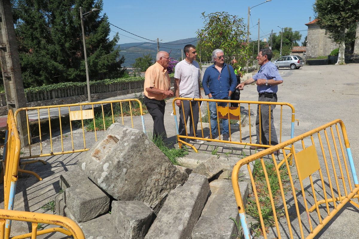 Xaquín Moreda se reúne con los vecinos de Mourente para el arreglo del cruceiro