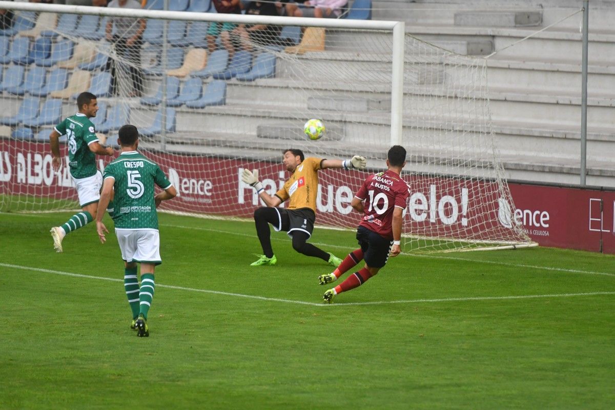 Álvaro Bustos en el momento de anotar el primer gol de la liga para el Pontevedra, frente al Coruxo