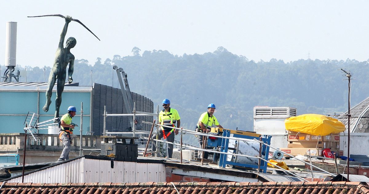 Trabajadores en un tejado