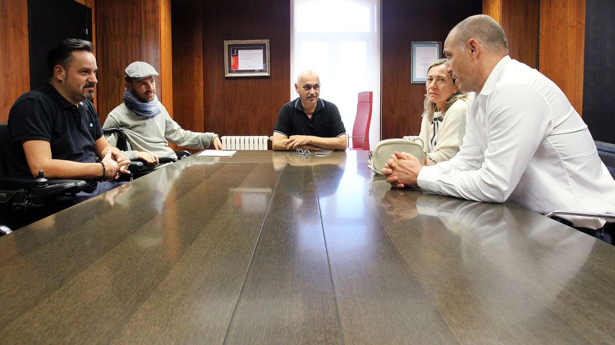 Reunión de la Asociación Amizade, Tino Fernández y representantes de las obras del Centro Municipal de Campolongo