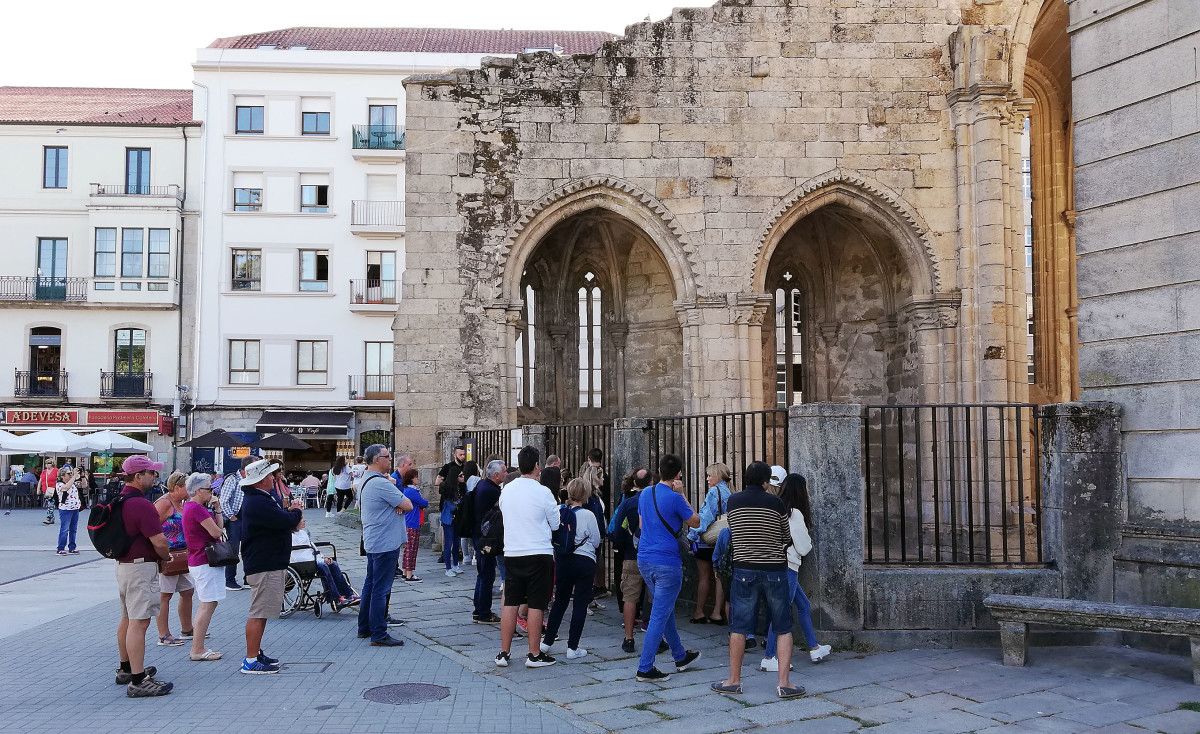 Turistas en las ruinas de Santo Domingo