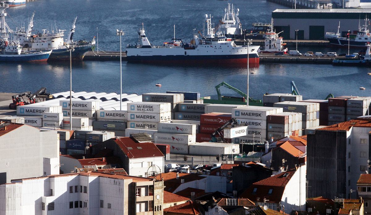 Contenedores en el puerto de Marín