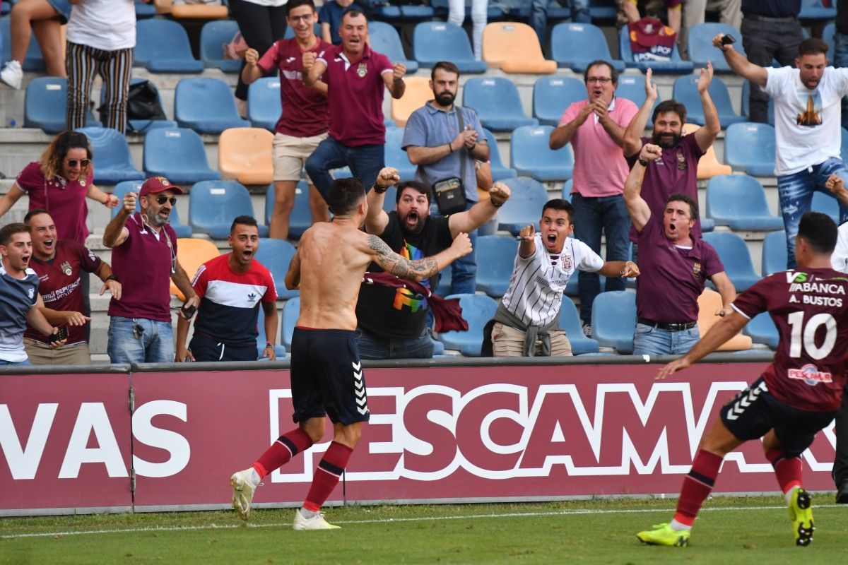 Partido de liga entre Pontevedra y Sporting B en Pasarón