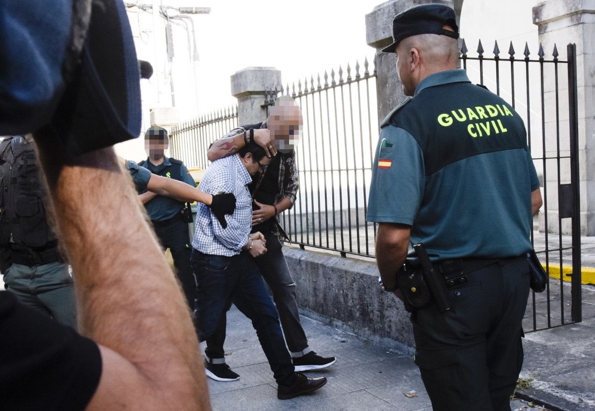 José Luis Abet llegó a los juzgados de Caldas con la cara descubierta y entre fuertes medidas de seguridad