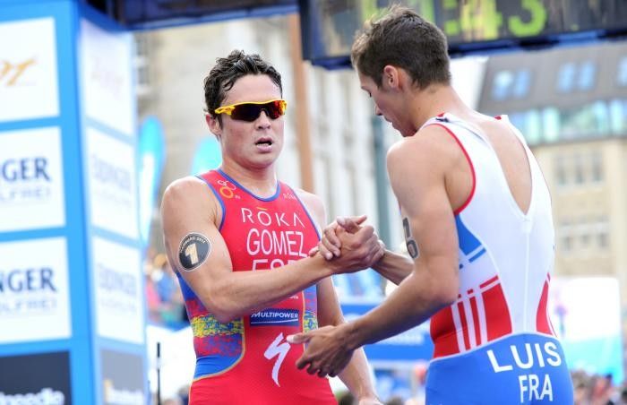 Javi Gómez Noya saludando al francés Vincent Luis, tras el triatlón de Hamburgo