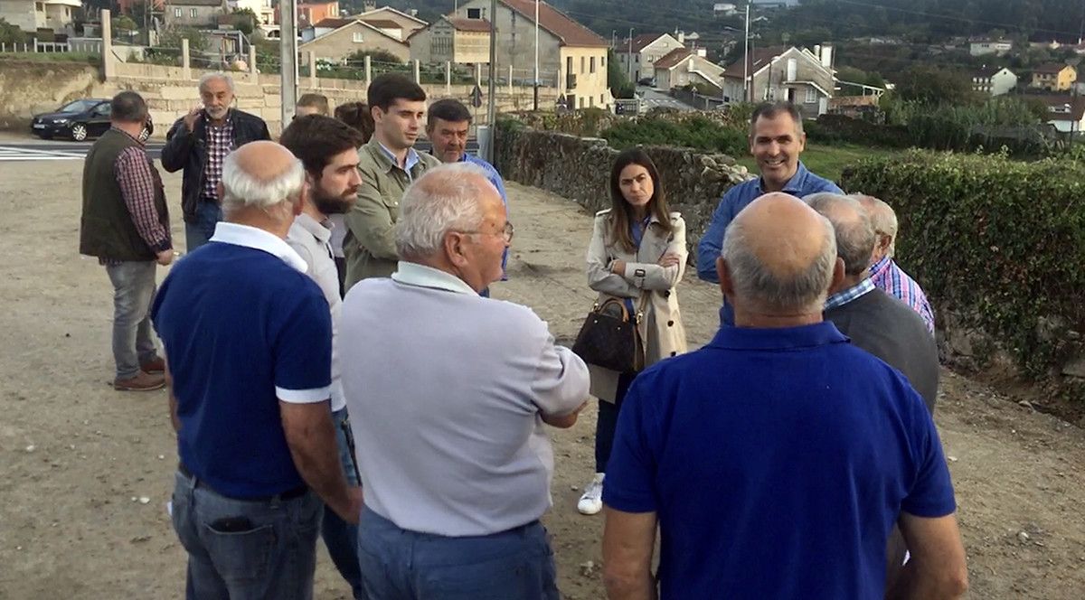 Ediles del PP junto a los vecinos de Pintor Laxeiro