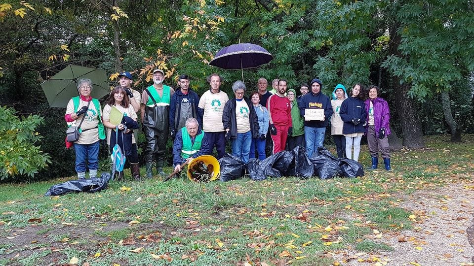 Voluntarios en la limpieza del río Gafos