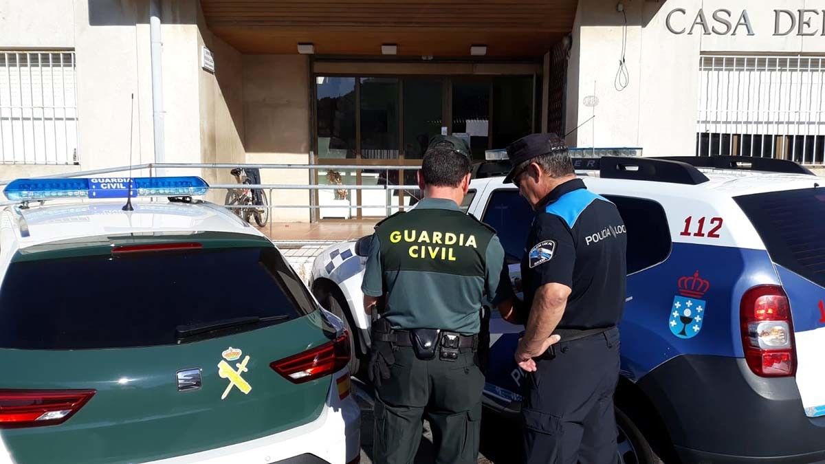 Guardia Civil y Policía Local de Bueu ante la Casa del Mar