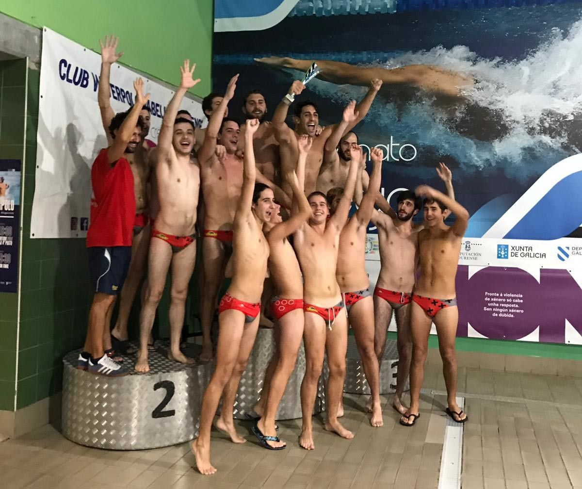 El equipo absoluto masculino del Waterpolo Pontevedra tras vencer en la Supercopa Gallega