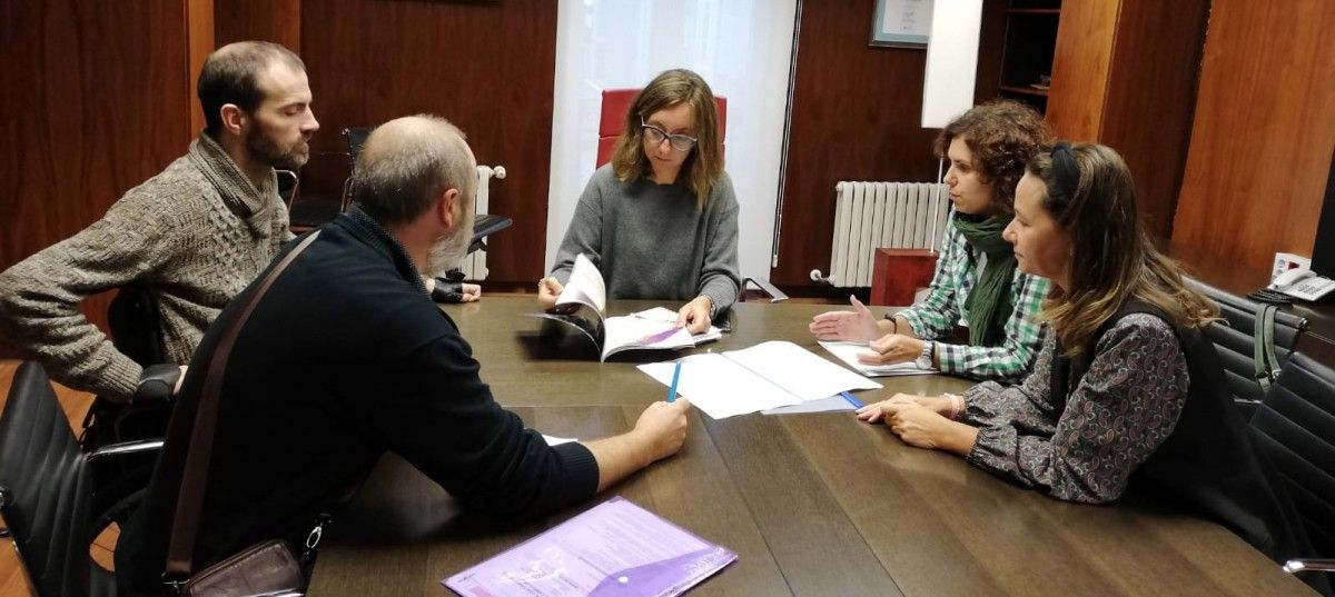 La concejala de Benestar Social, Paloma Castro, con representantes de Amizade, Amencer-Aspace y Down Pontevedra Xuntos