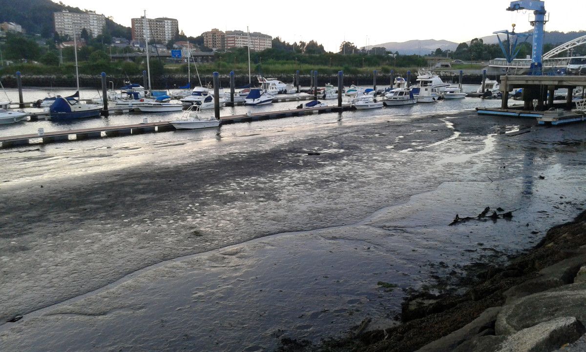 Ao baixar a marea o río queda sen calado