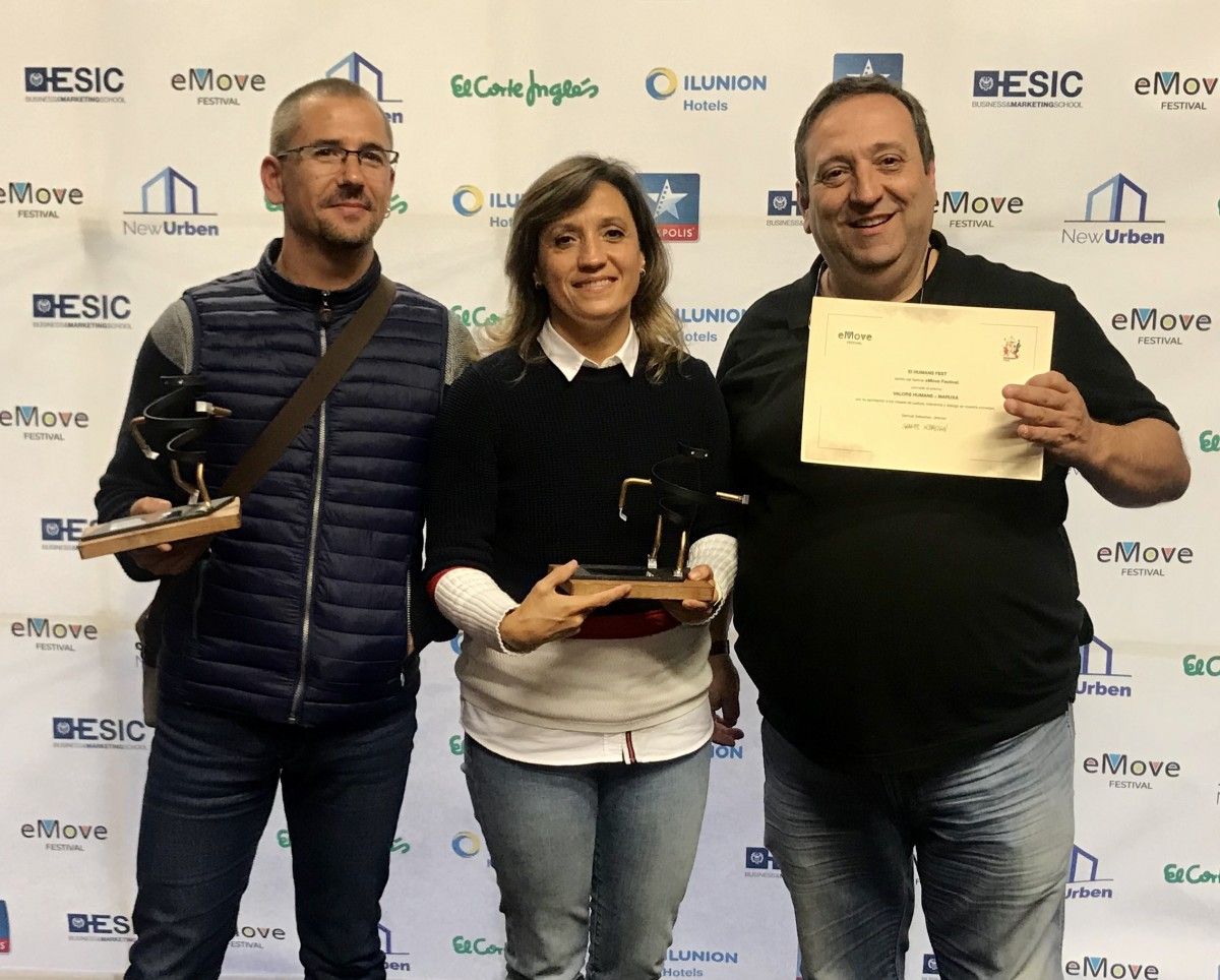 Maestros del colegio Carballal, con los nuevos premios recibidos