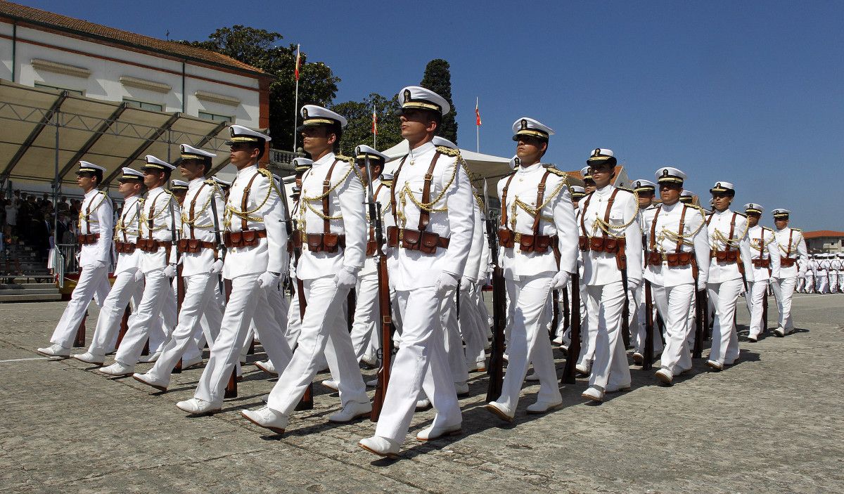 Entrega de reales despachos en la Escuela Naval de Marín