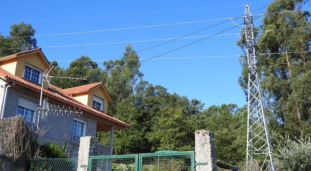 Torre de tensión, al lado de la casa, en donde se han asentado las velutinas