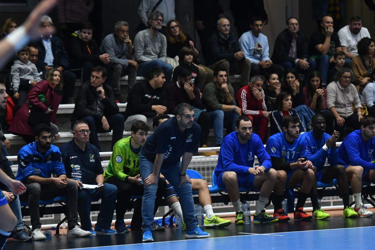 Partido de liga entre Teucro y Cisne en el Pabellón Municipal