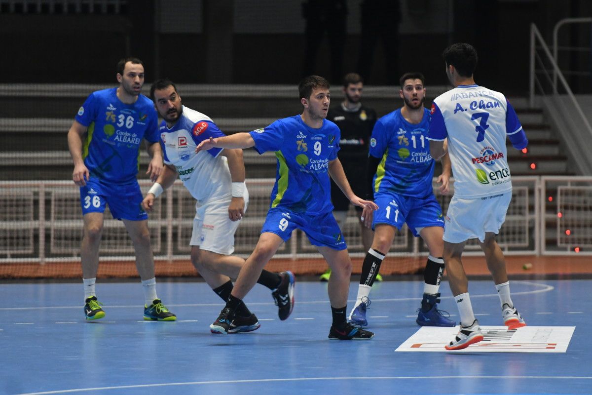 Partido de liga entre Teucro y Cisne en el Pabellón Municipal