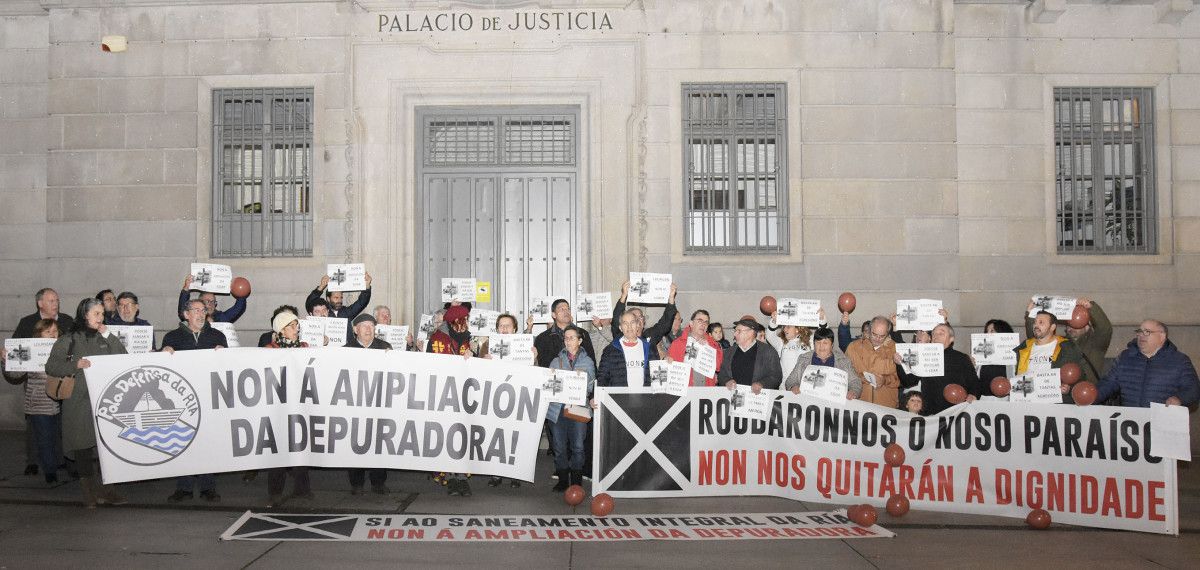 Concentración contra la ampliación de la EDAR de Praceres