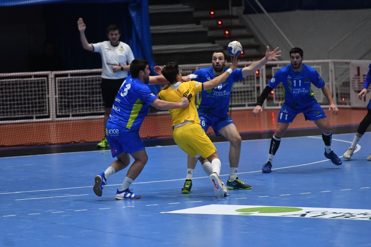 Nikola Perovic, en el centro de la imagen, en el partido entre Teucro e Barcelona B en el Pabellón Municipal