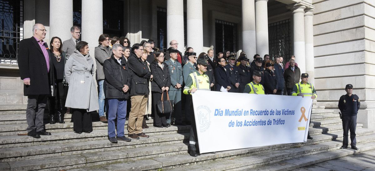 Minuto de silencio por las víctimas de accidentes de tráfico en la Subdelegación del Gobierno