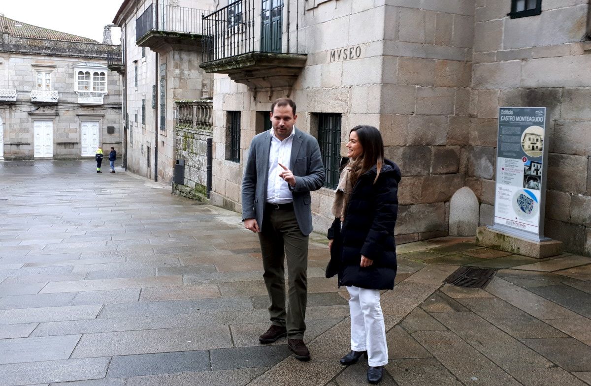 Jorge Cubela y Pepa Pardo ante los edificios históricos del Museo de Pontevedra