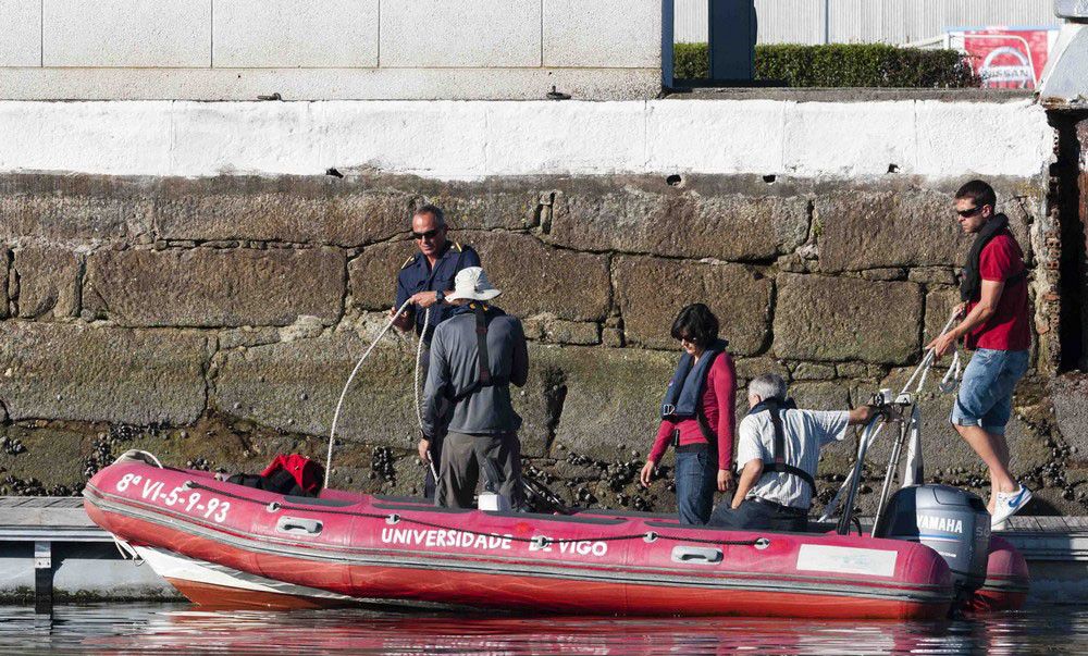 Investigadores da Universidade de Vigo na Escola Naval, antes de embarcar cara Tambo