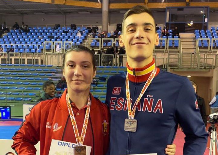 Tania Castiñeira e Iván García posan con sus medallas en el Open de Francia de Taekwondo