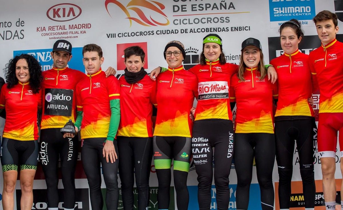 Irene Trabazo (segunda por la derecha) en el podio de la Copa de España de Ciclocross en Alcobendas