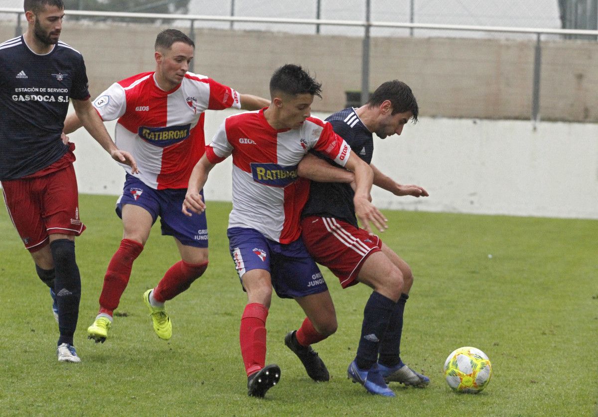 Partido entre el Arosa y el Alondras en el Salvador Otero