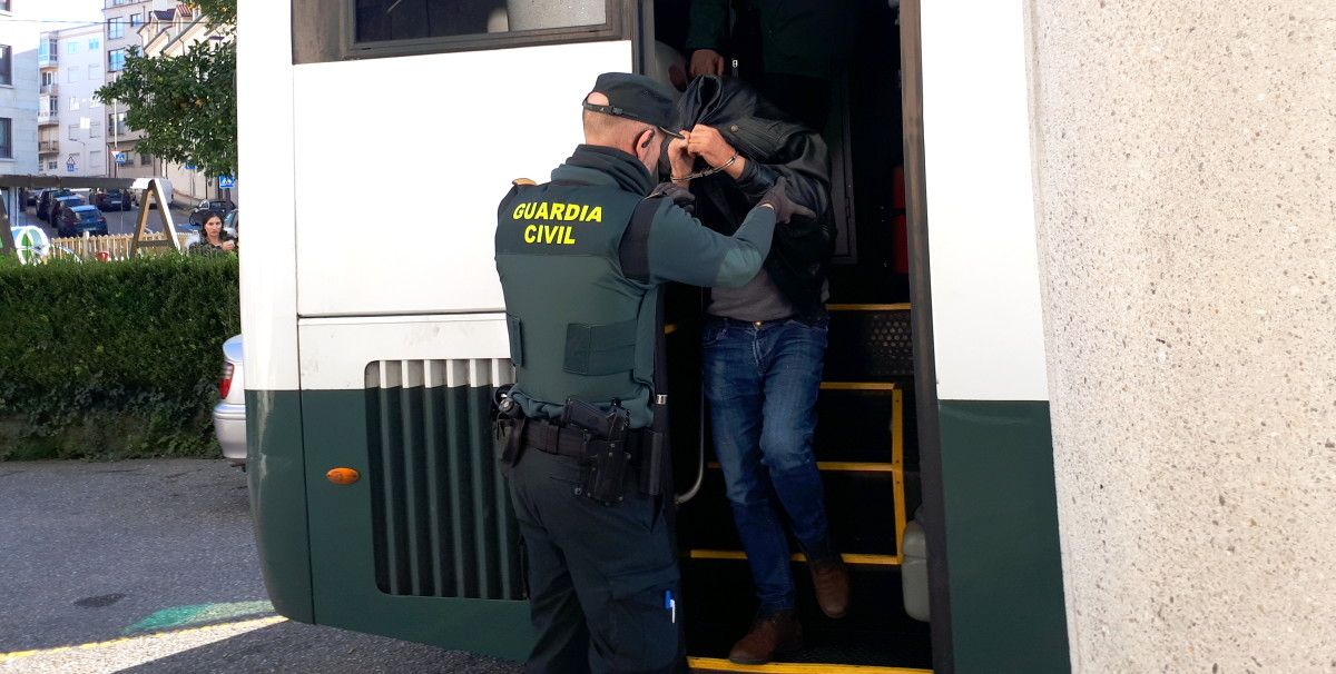 La Guardia Civil traslada a detenidos en la operación contra el narcotráfico en O Vao de Arriba al Juzgado de A Parda