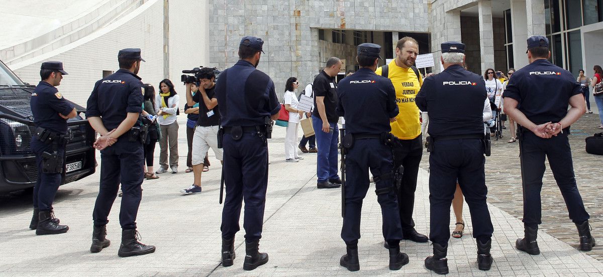 Un cordón policial impide a las víctimas del Alvia acceder a la Cidade da Cultura durante la entrega de las Medallas de Oro de Galicia