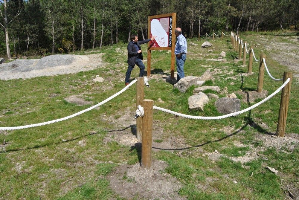 Nueva señalización del petroglifo conocido como "A Pedra do Cervo"