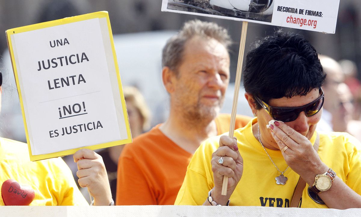 Protesta de las victimas del Alvia por la entrega de la Medalla de Oro de Galicia