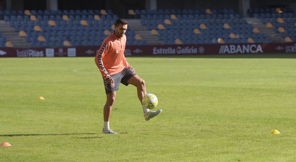 Víctor Vázquez 'Churre' en un entrenamiento del Pontevedra en Pasarón