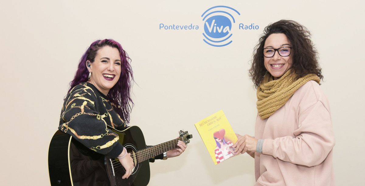 Gisela Moon estuvo en PontevedraViva Radio con su novela y su guitarra