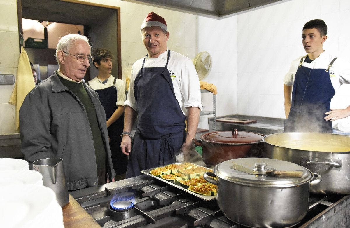 Comida preparada por el chef Pepe Vieira en el comedor de San Francisco en 2019